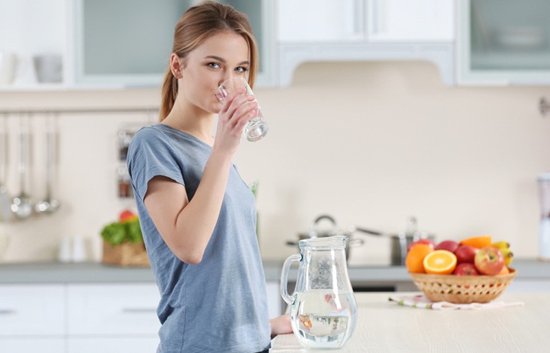 Uống nước sau khi thức dậy nếu mắc 3 sai lầm này có thể phá hủy thận, gây ung thư
